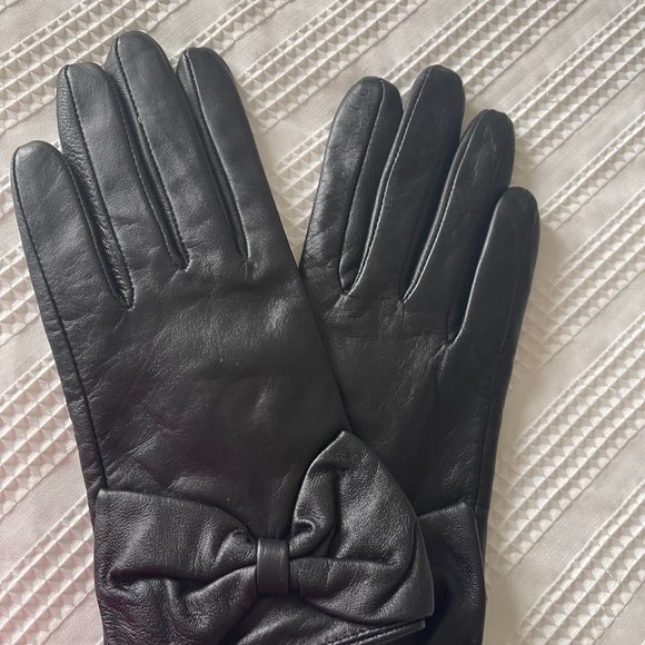 ASOS DESIGN leather gloves with touch screen and bow detail in black - Picture 2 of 3